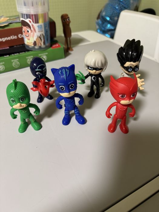 Герої в масках; фігурки з мультика