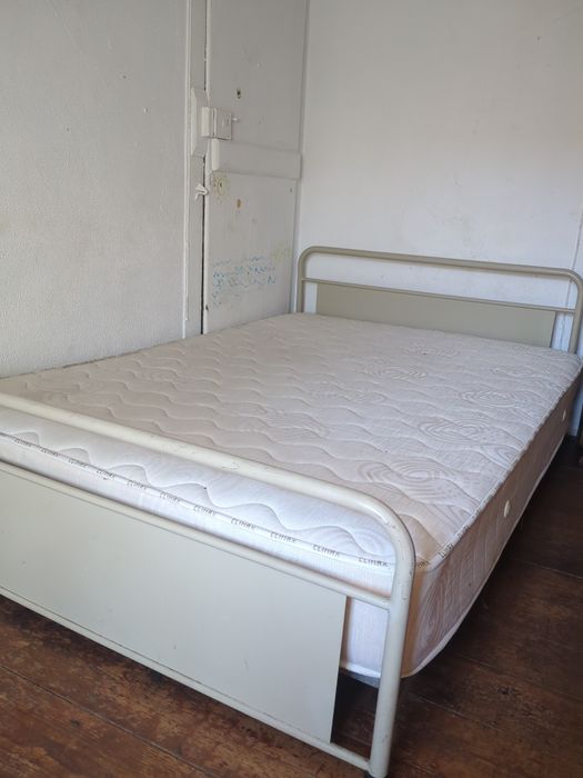 Cama metálico bege sem colchão