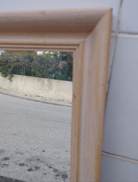 Espelho com moldura em madeira