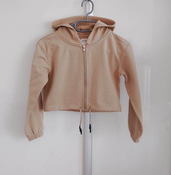 krótka beżowa bluza z kapturem typu crop marki 157 New rozmiar 130 zapinana na zamek