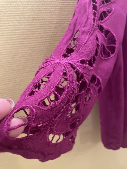 Блузка ришелье + черная кожаная юбка