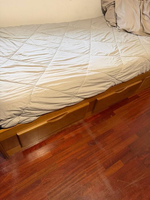 Cama C/Colchão (Corpo e meio, com 4 gavetas laterais de arrumos)