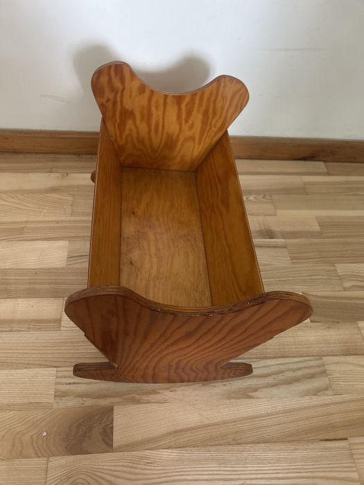 Drewniana kołyska dla lalek