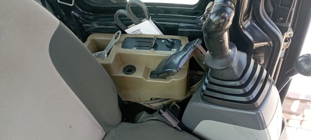 Giratória CAT- 5 Toneladas - R E S E R V A D A