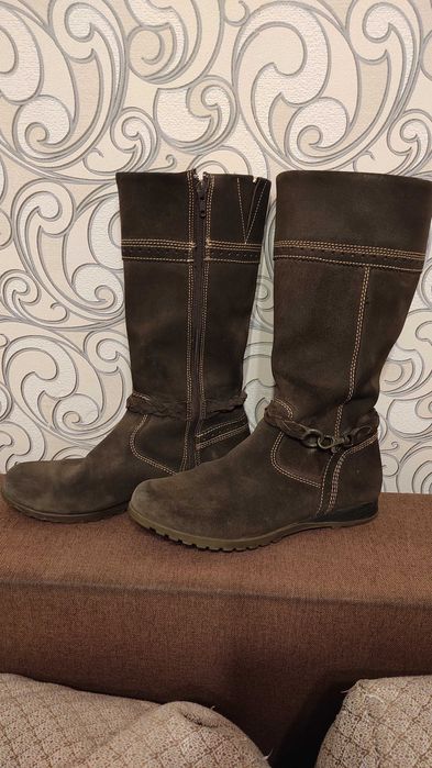 Демісезонні жіночі замшеві чоботи