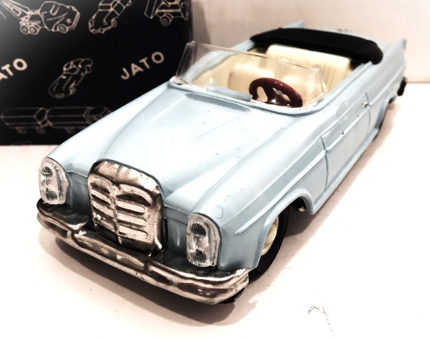 Mercedes antigo descapotável da JATO com fricção