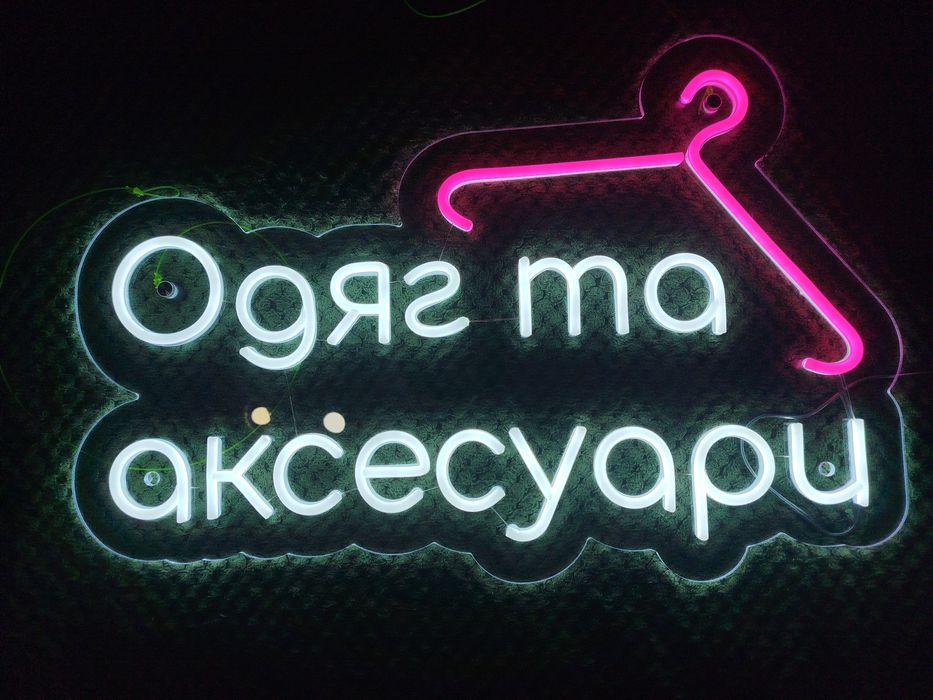 Стійки для одягу, стелажі для взуття, вішалки, маникени, тремпеля.