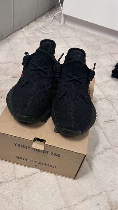 Yeezy 350 v2 bred