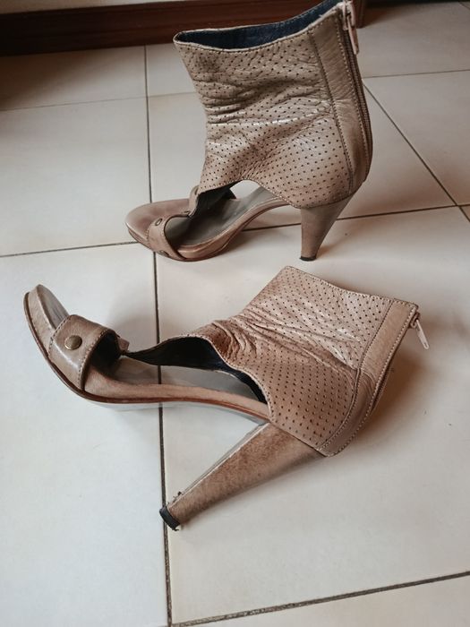 Sandália bege pele
