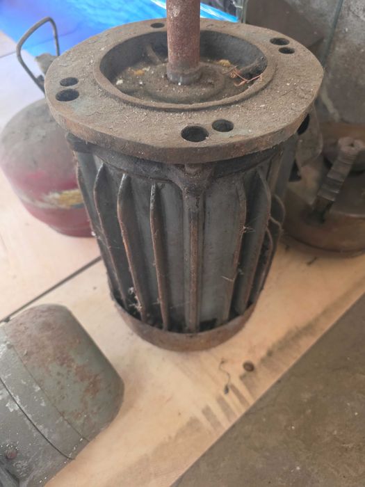 Stary silnik elektryczny przemysłowy – żeliwny – 20 cm