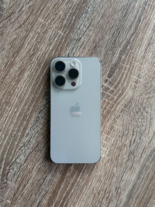 iPhone 15 Pro 128 GB w kolorze srebrnym