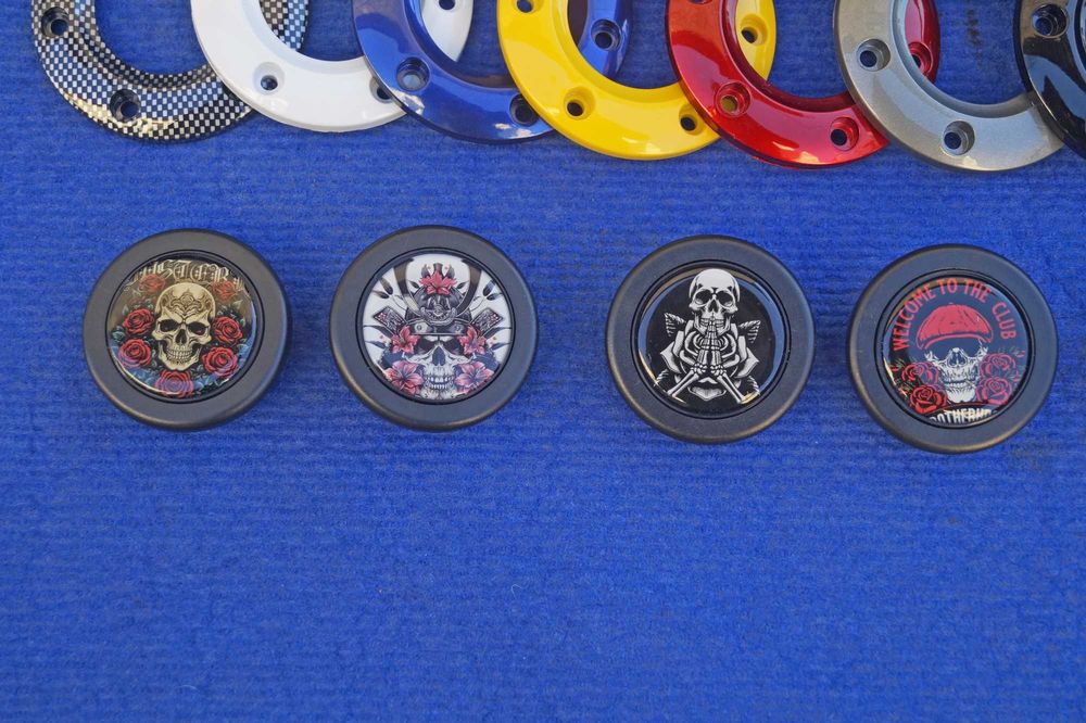 Кнопка и накладка звукового сигнала на спортивный руль