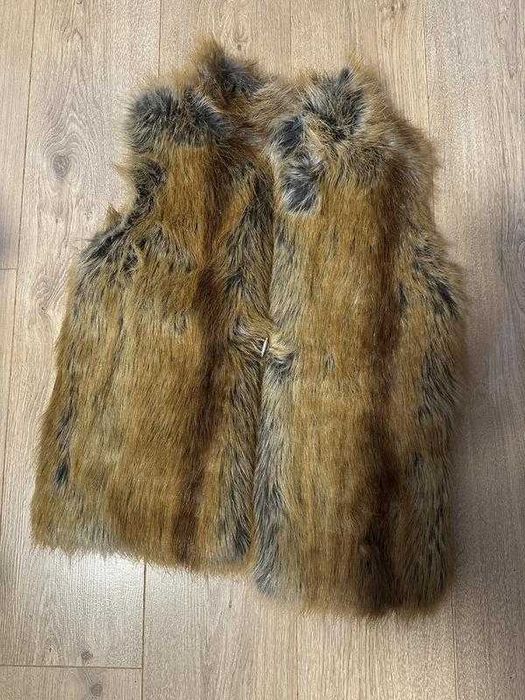 Жилет, виконаний зі штучного хутра під лисицю