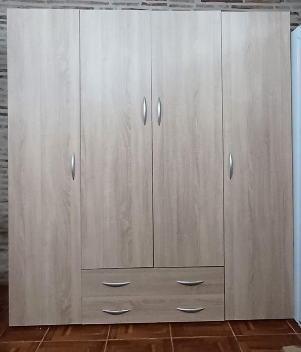 Armário de três portas em carvalho em ótimo estado