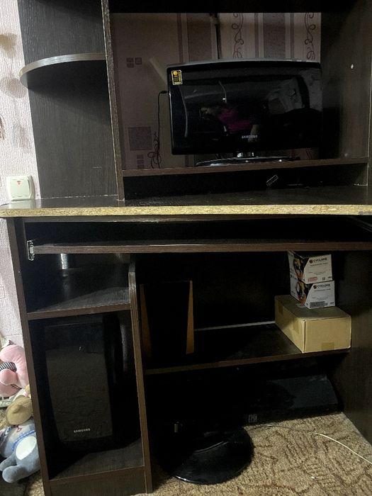 Продам комп'ютерний стіл-шафу