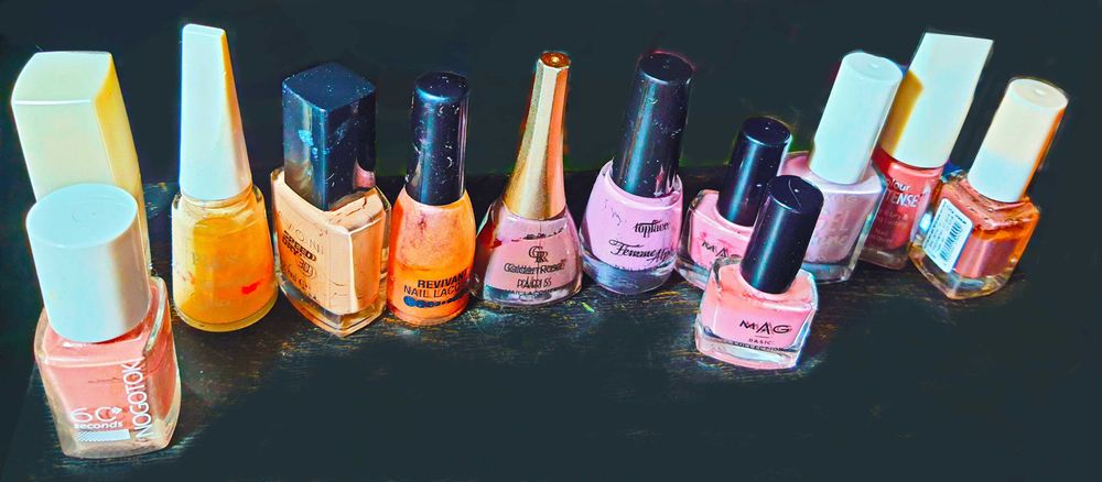 Обменяю много цветного лака на 3 флакона прозрачного лака.