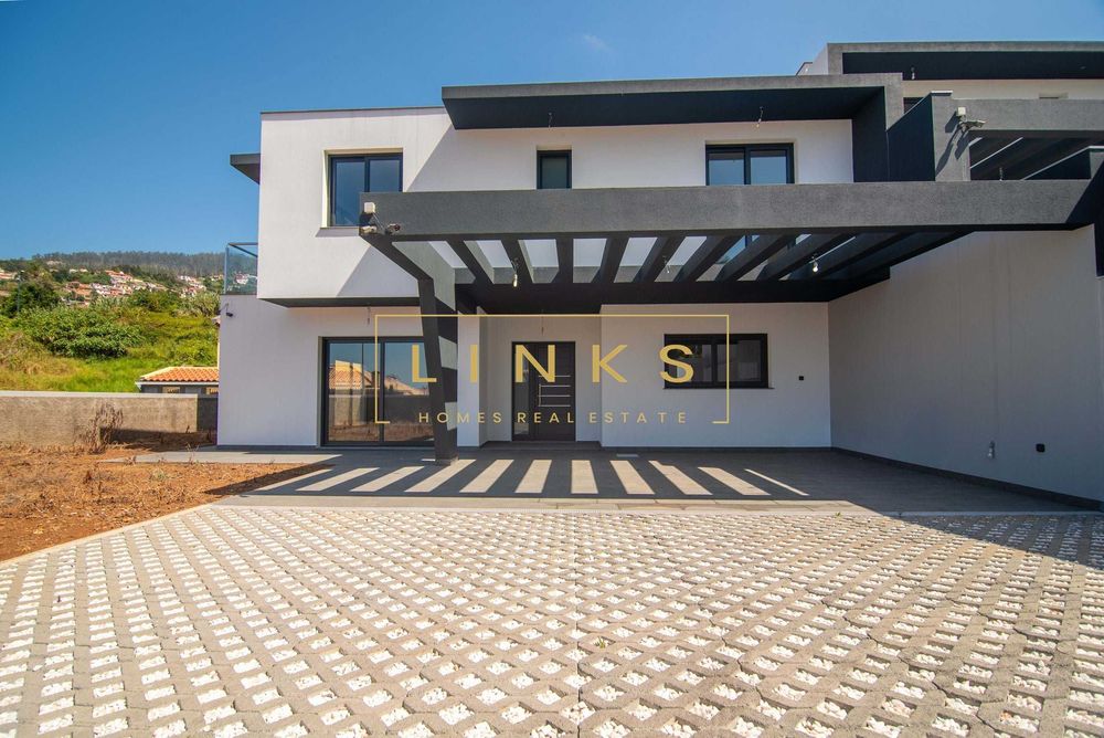 Casa Geminada T3 a venda no Funchal São Roque.