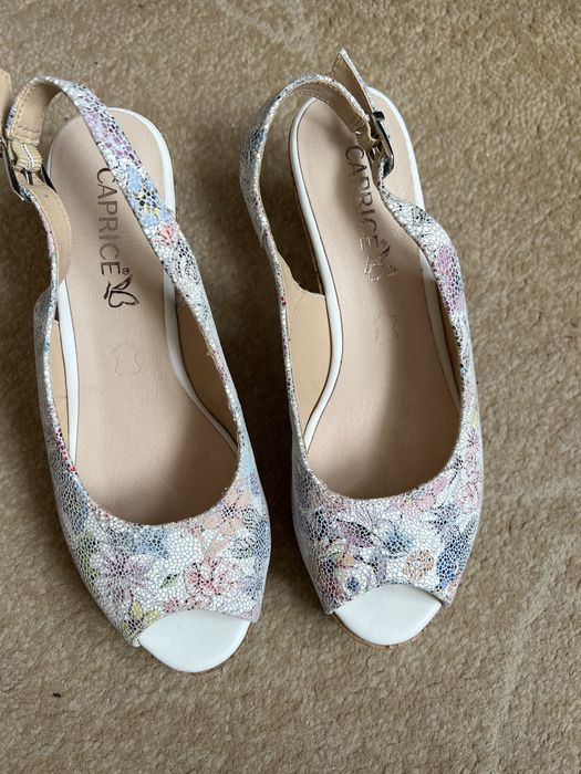 Buty na koturnie.