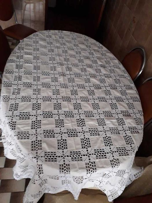 Toalha artesanal,  bordada à mão dos anos 60.