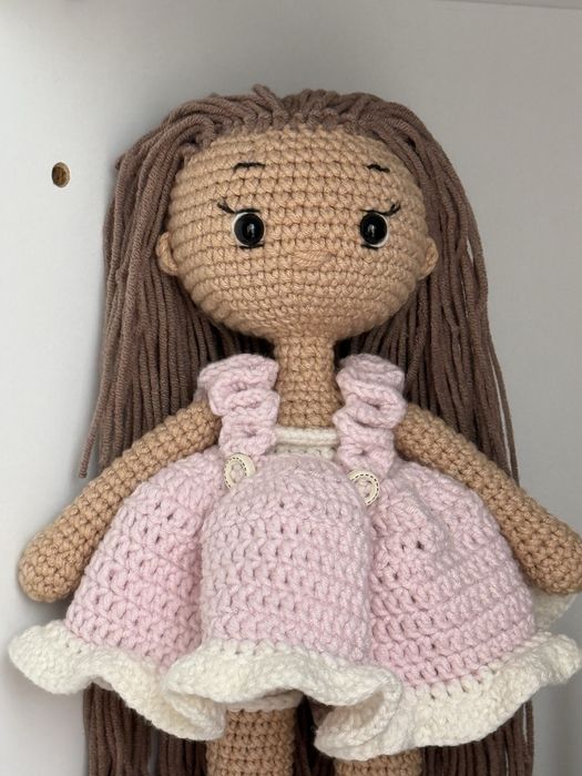 Ręcznie robiona lalka szydełkowa