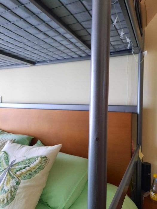 Cama alta SVÄRTA + colchão VESTMARKA