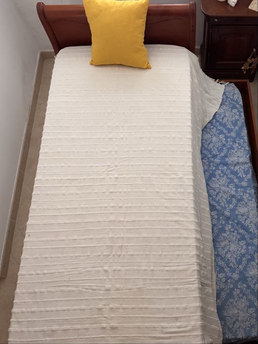 Conjunto quarto, 1 cama 2 colçhoes, roupeiro, 1 comoda (tudo madeira)