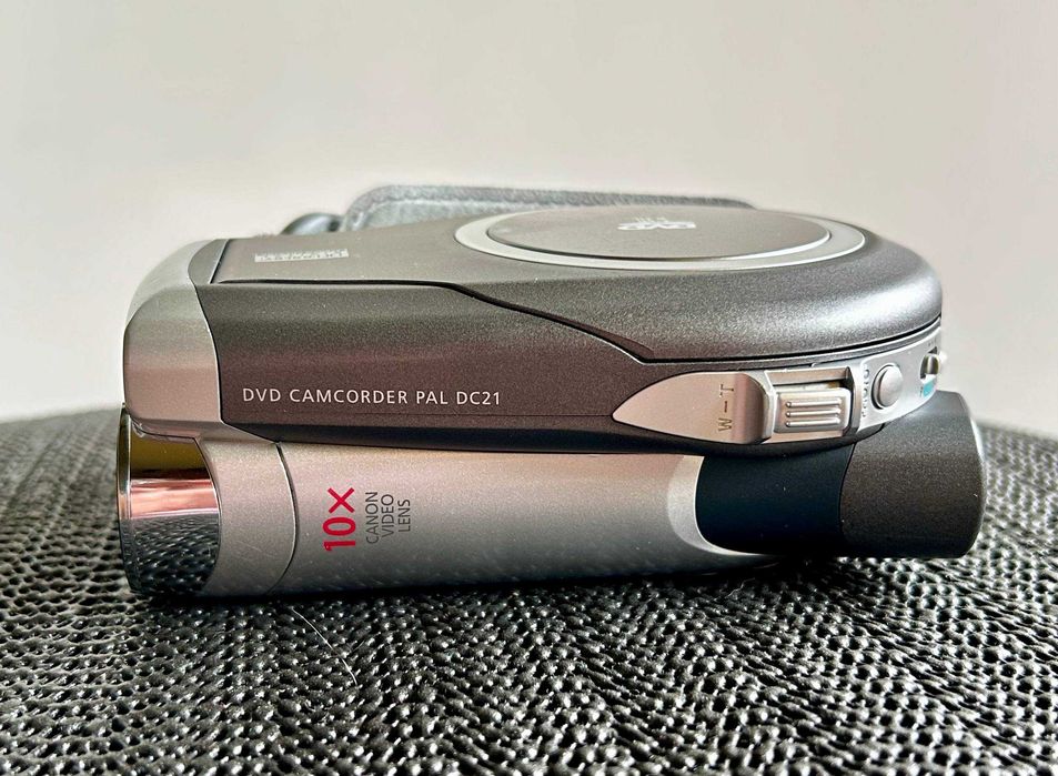 Видеокамера Canon DVD Camcorder PAL DC21