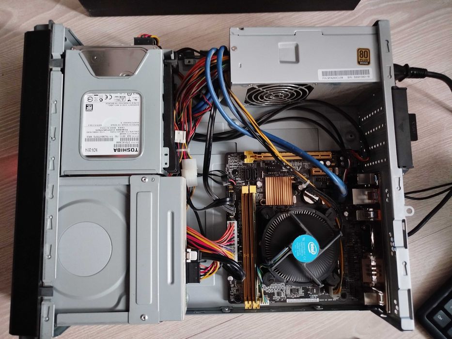 Komputer stacjonarny Intel Core i5 + monitor 20” + klawiatura