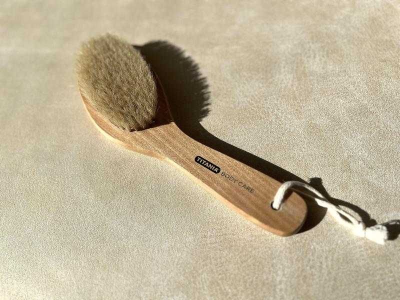 Дерев'яна щітка із натуральної щетини для сухого масажу 26 см titania