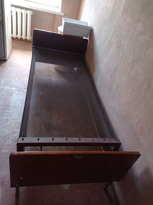 Ліжко на панцирній сітці,бу