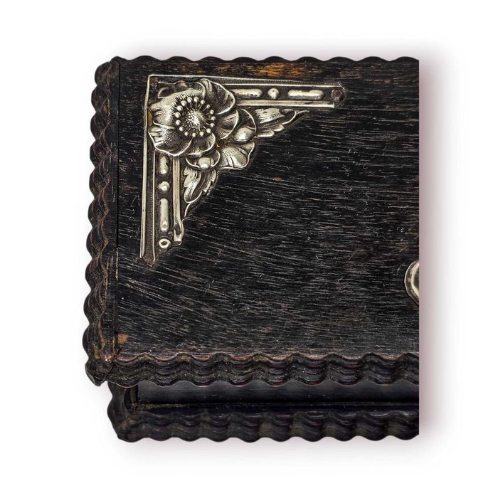 Caixa Antiga Madeira com Aplicações Prata – Interior Seda