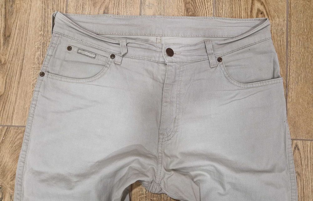 Beżowe Spodnie męskie jeans Wrangler Texas Stretch W34L34
