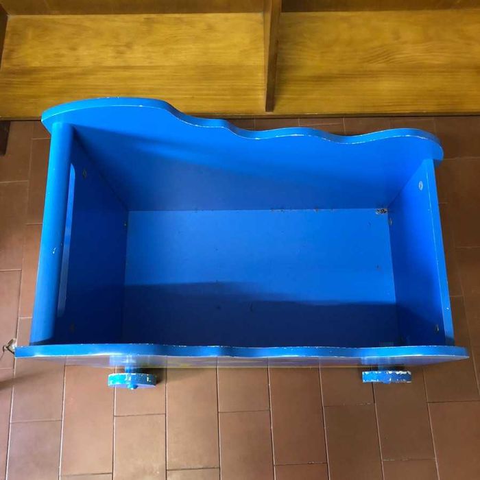 Caixa de brinquedos em madeira com rodas