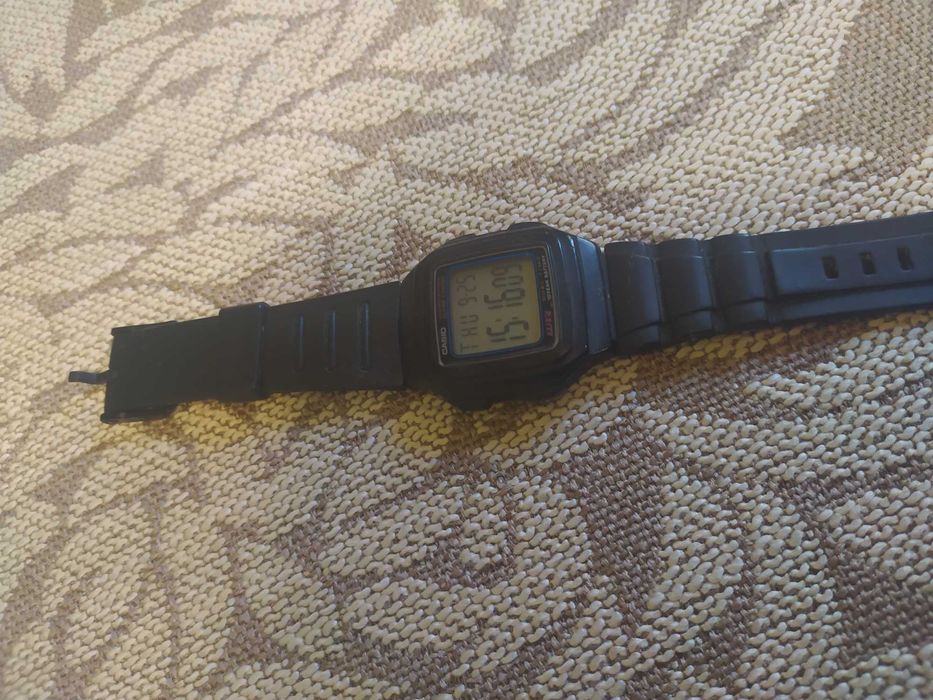 Годинник Casio F201w цифровий водостійкий гарний стан
