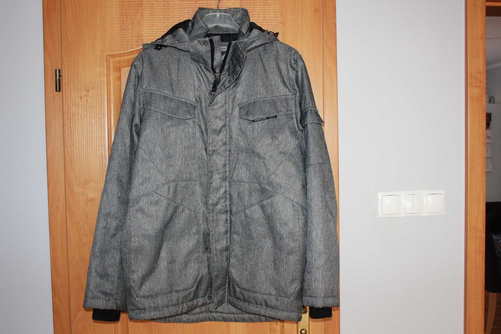 Szara kurtka z kapturem firmy Reserved