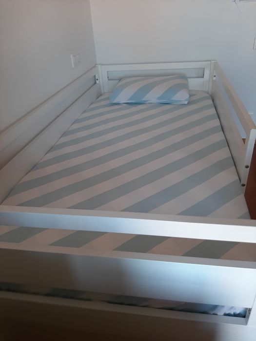 Cama criança com grades e arrumação + colchão