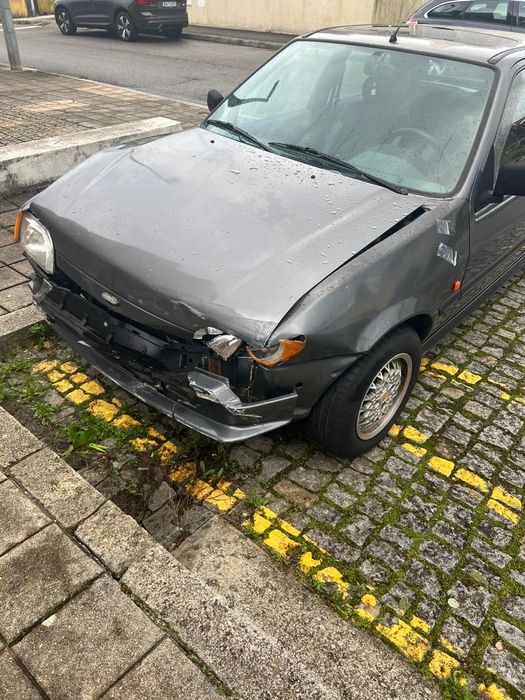 Ford Fiesta 1.1 vendo carro a trabalhar e a andar, com batida à frente