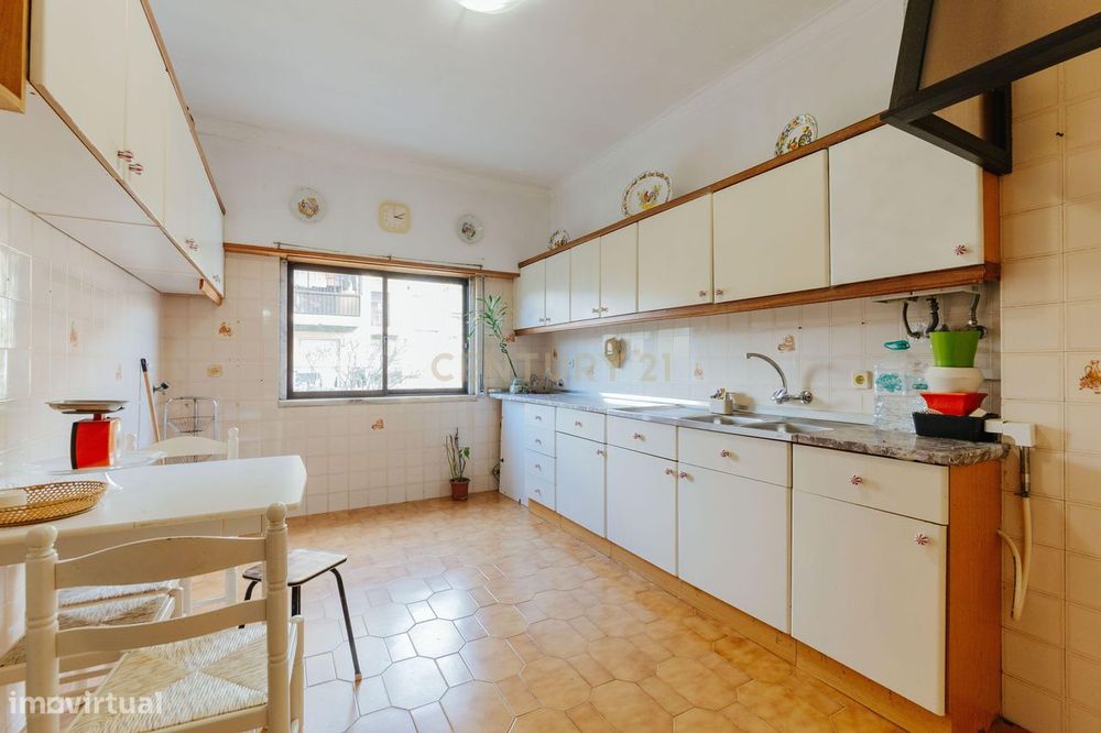 Apartamento T2 junto à estação da Amadora