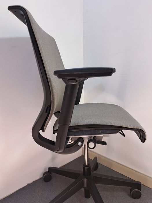 Fotel biurowy obrotowy Steelcase Think  szary.