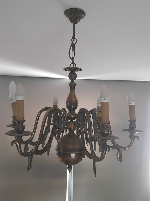 Candeeiro de Sala Rústico com 6 Braços – Elegância para o Seu Espaço.