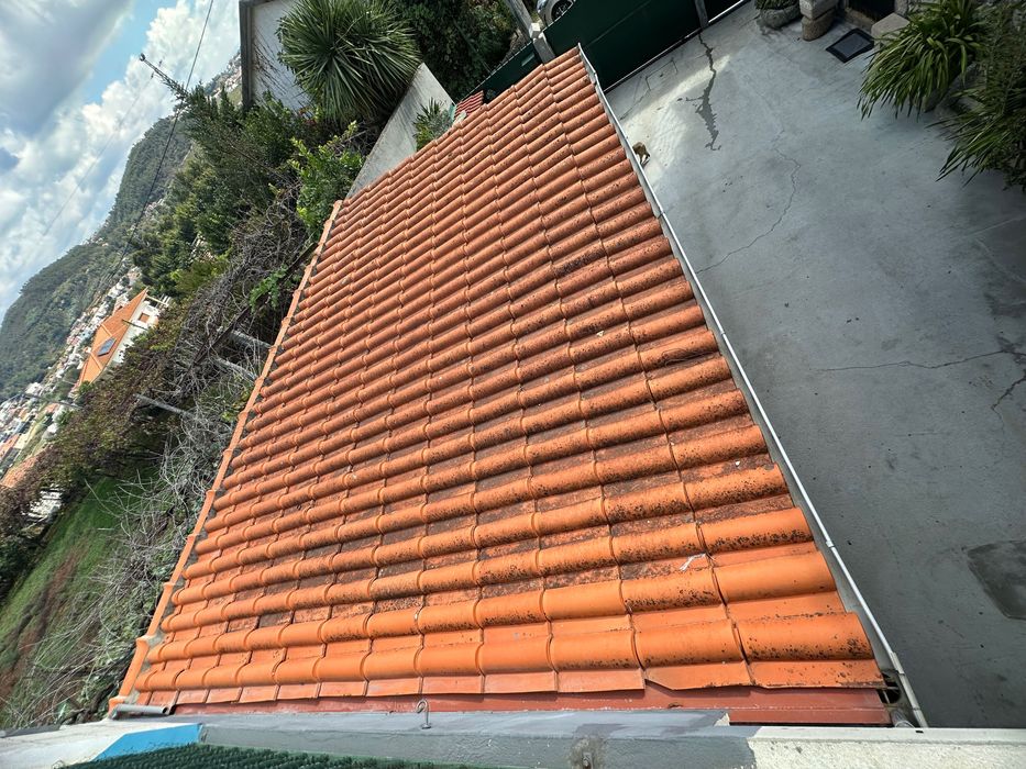 Vendo 300 telhas, vigas em cimento, duas colunas como na foto e os caleiros