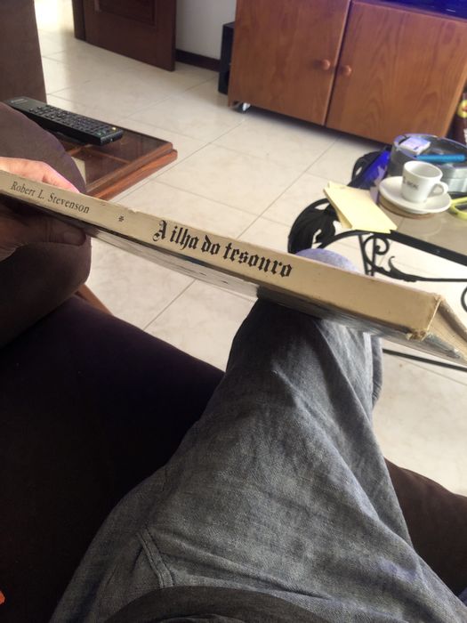 Livro de aventuras “ A ilha do tesouro “ Robert L. Stevenson”