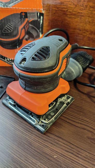 Вібраційна шліфувальна машинка Black+Decker