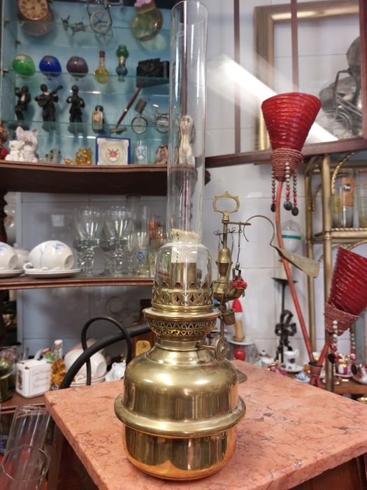 Conjunto de candeeiros a petróleo em latão e cobre (35€ cada)

Este tipo de candeeiros eram populares no final do século XIX e início do século XX e f