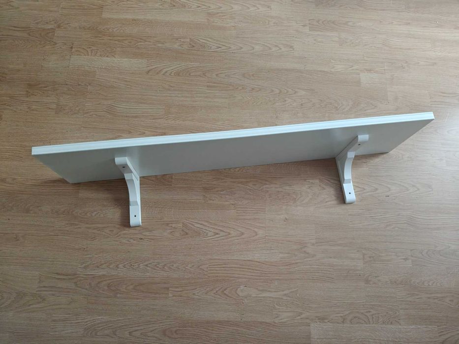 Biała półka ścienna IKEA z ozdobnymi wspornikami drewniana 120x30