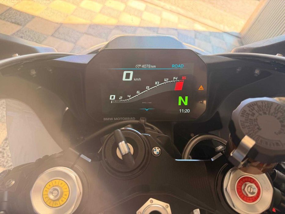 BMW M1000Rr imaculada