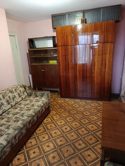 Одна лкрема кімнатиа в трехкімнатьній квартирі..Район привокзальний