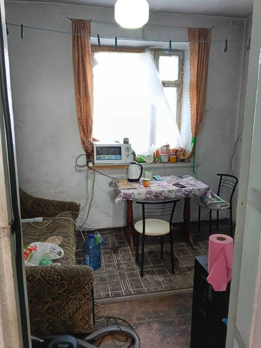 Здається великий 3-поверховий будинок у м. Самар біля річки