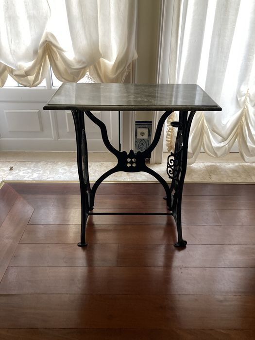 Mesa máquina costura- tampo mármore e estrutura em ferro