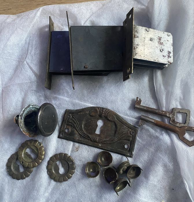 Stare zamki i mosiezne ozdoby do mebli